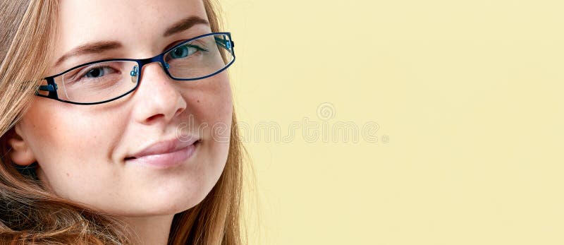 Красивая девушка подростка redhead при веснушки нося стекла чтения, усмехаясь предназначенный для подростков портрет стоковые фотографии rf Красивая девушка подростка redhead при веснушки нося стекла чтения, усмехаясь предназначенный для подростков портрет стоковые фотографии rf