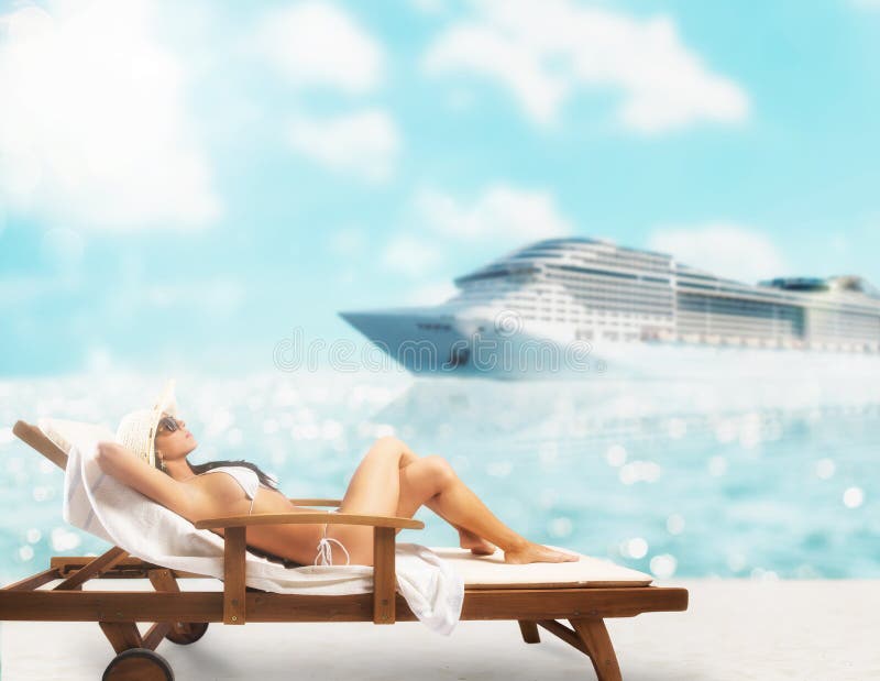 Красивая девушка сидя на шезлонге на пляже на заходе солнца с cruiseship на предпосылке стоковые фото Красивая девушка сидя на шезлонге на пляже на заходе солнца с cruiseship на предпосылке стоковые фото