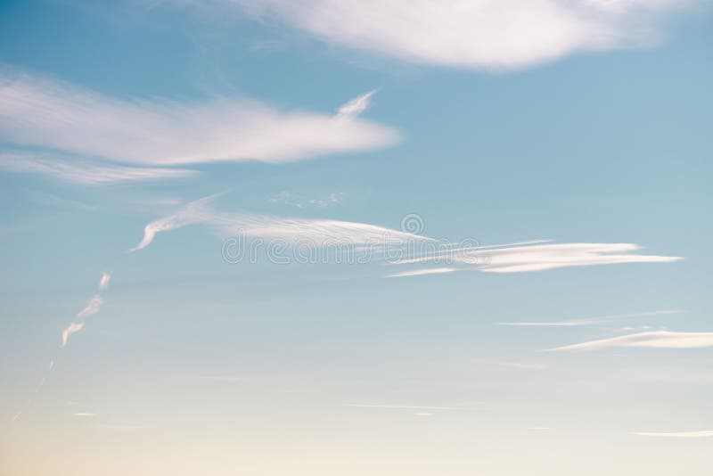 Красивая деликатная предпосылка небо с облаками cirrus стоковое изображение