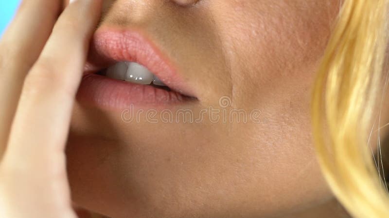 Красивая женская сторона с макияжем, scrub для сочных губ, skincare, взгляда крупного плана видеоматериал