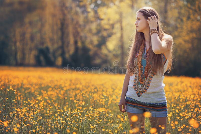 Красивая женщина hippie в поле цветка стоковые фото Красивая женщина hippie в поле цветка стоковые фото