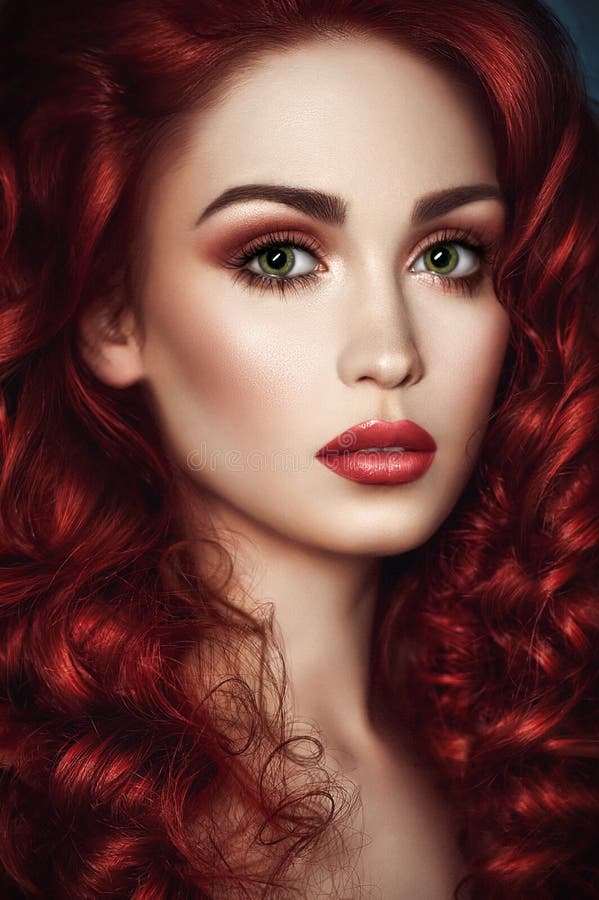 Красивая женщина redhead с волнистыми волосами стоковая фотография rf