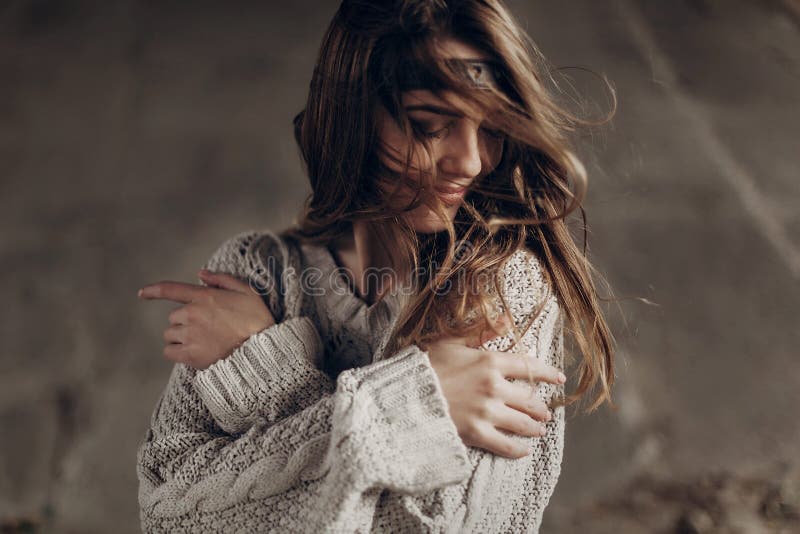 Красивая женщина битника в одеждах boho indie, представляя в зиме стоковая фотография rf Красивая женщина битника в одеждах boho indie, представляя в зиме стоковая фотография rf