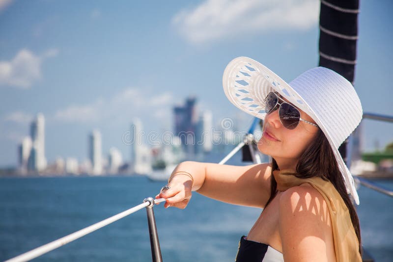 Красивая женщина на роскошном паруснике в солнечном дне в Cartagena de Indias стоковое фото