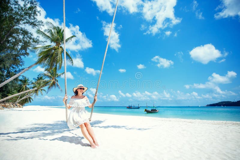 Красивая женщина отбрасывая на тропическом пляже, остров Phangan Koh Таиланд стоковое изображение Красивая женщина отбрасывая на тропическом пляже, остров Phangan Koh Таиланд стоковое изображение