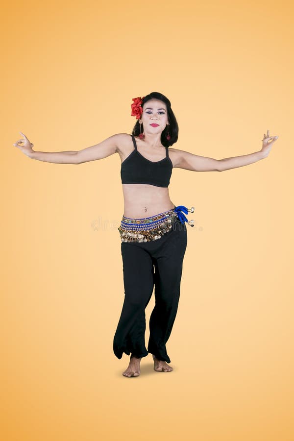 Красивая женщина работает танец zumba на студии стоковая фотография rf Красивая женщина работает танец zumba на студии стоковая фотография rf