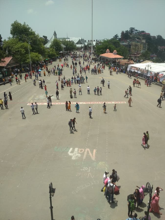 Красивая индийская станция холма в химачал-прадеше shimla. Это небольшой город в северной Индии. Прекрасное место для туристов.