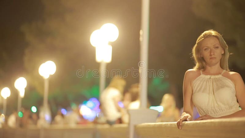 Красивая маленькая девочка под светами города ночи, bokeh, светлые лампы сток-видео Красивая маленькая девочка под светами города ночи, bokeh, светлые лампы сток-видео
