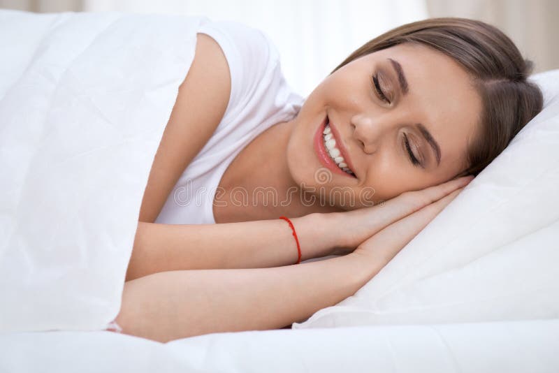 Жена сосет в кровати