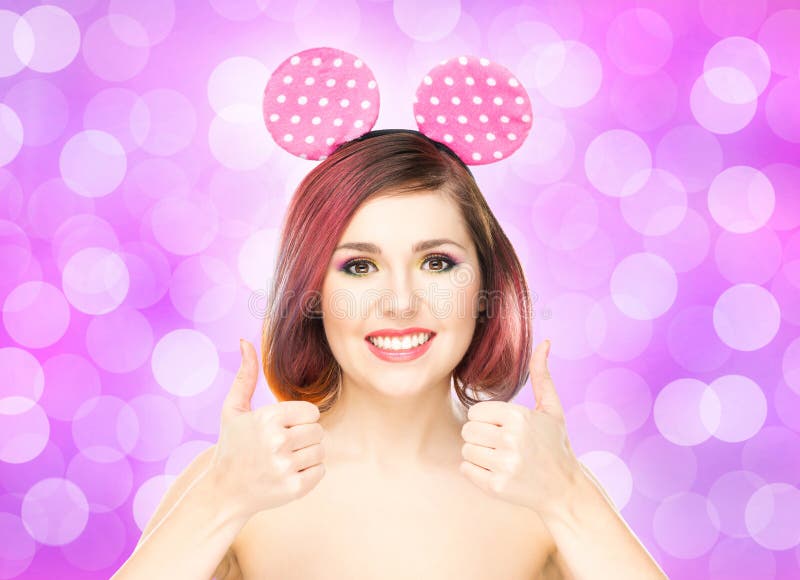 Красивая молодая усмехаясь женщина в ушах мыши Mickey стоковые изображения
