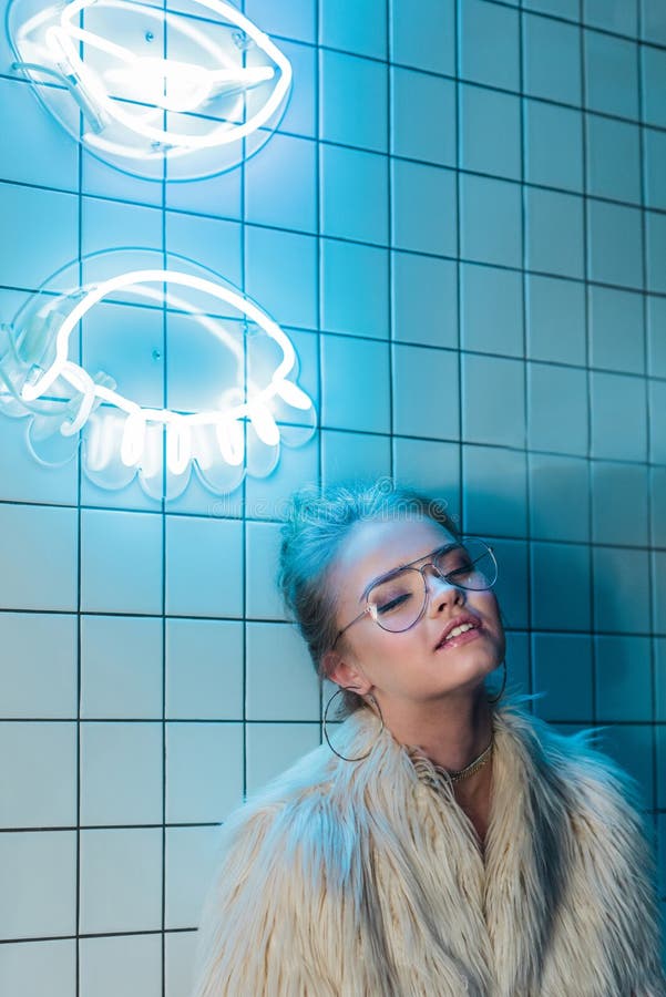 красивая модная молодая женщина представляя в eyeglasses и меховой шыбе стоковая фотография rf