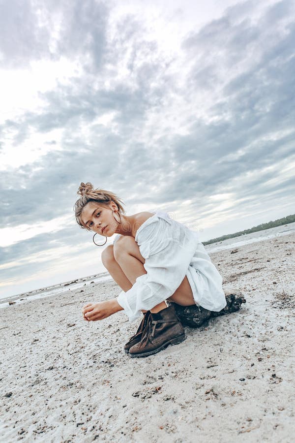 Красивая молодая девушка стиля boho на пляже на заходе солнца молодой na стоковые фото Красивая молодая девушка стиля boho на пляже на заходе солнца молодой na стоковые фото