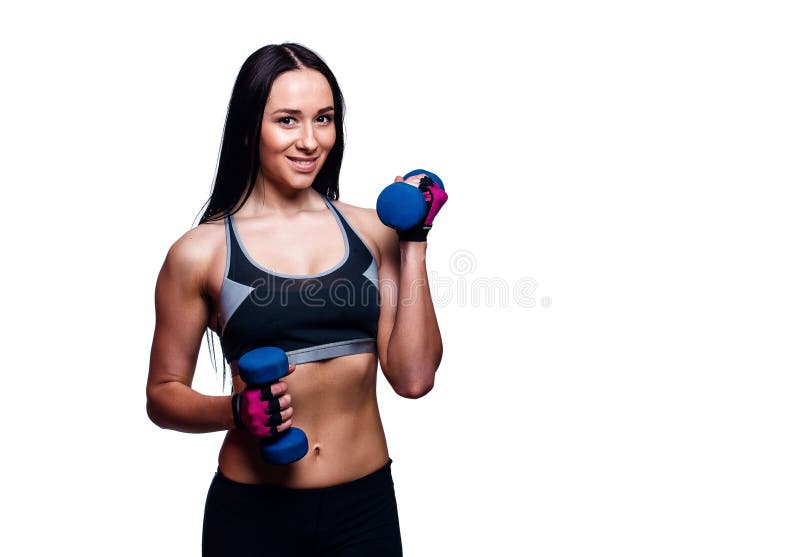 Красивая молодая женщина делает тренировки с гантелями в студии Sporty атлетическая девушка поднимаясь вверх по весам против бело стоковое фото rf Красивая молодая женщина делает тренировки с гантелями в студии Sporty атлетическая девушка поднимаясь вверх по весам против бело стоковое фото rf