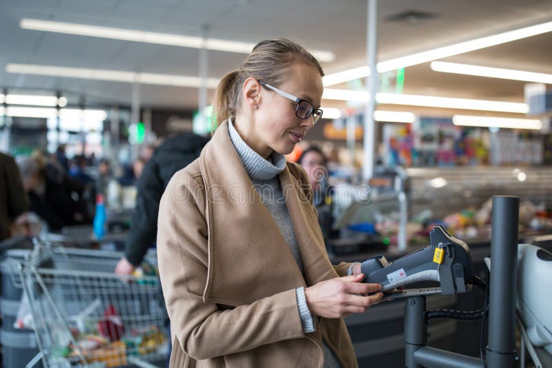 красивая молодая женщина покупает продукты в супермаркетном супермаркете стоковые фотографии rf