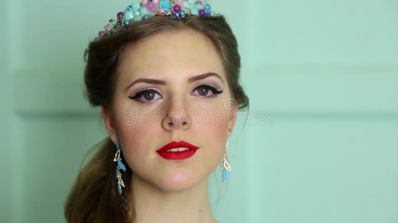 красивая молодая женщина улыбается с ювелирными украшениями на голове сток-видео