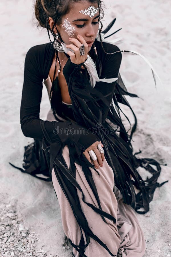 Красивая молодая модная женщина стиля boho сидя на beac стоковое фото