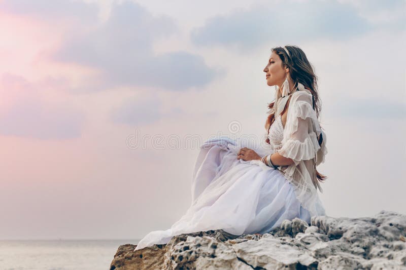 Красивая молодая стильная женщина boho сидя на пляже на sunse стоковые фотографии rf