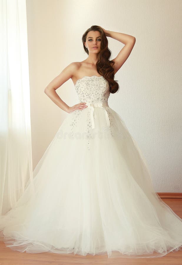 Красивая невеста в белом mariage платья свадьбы стоковое изображение Красивая невеста в белом mariage платья свадьбы стоковое изображение