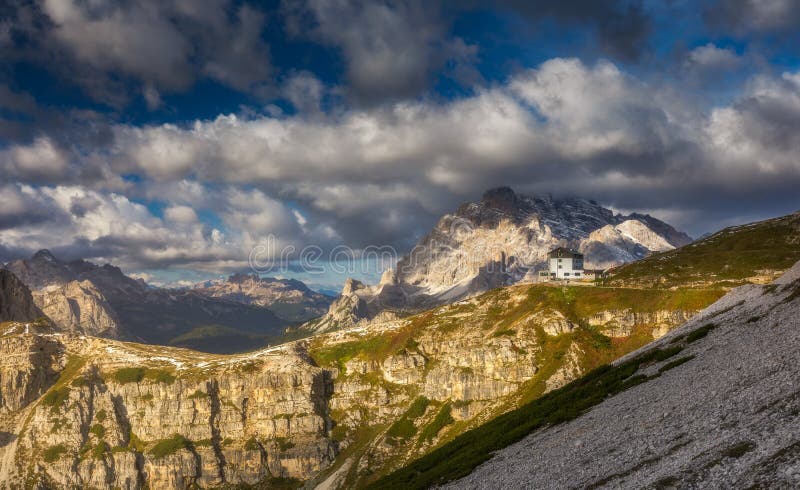 Красивая панорама горы в горах доломитов Cime d Tre стоковая фотография rf Красивая панорама горы в горах доломитов Cime d Tre стоковая фотография rf