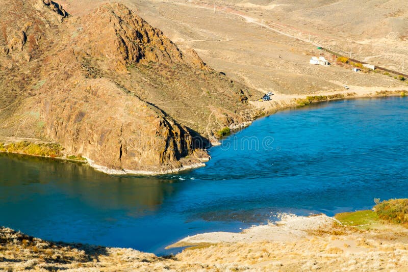 Красивая панорама горы казаха и озера Ili, Казахстана. стоковое фото rf Красивая панорама горы казаха и озера Ili, Казахстана. стоковое фото rf