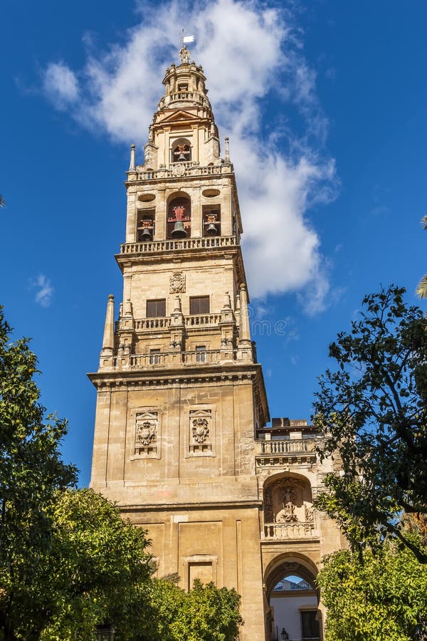 Красивая старая колокольня собора мечети Cordoba Mezquita стоковое фото Красивая старая колокольня собора мечети Cordoba Mezquita стоковое фото