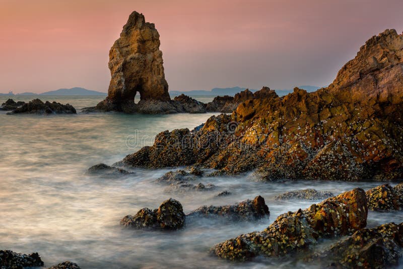 Красивая сцена захода солнца на скалистом пляже, Seascape, ландшафта, l стоковые фото