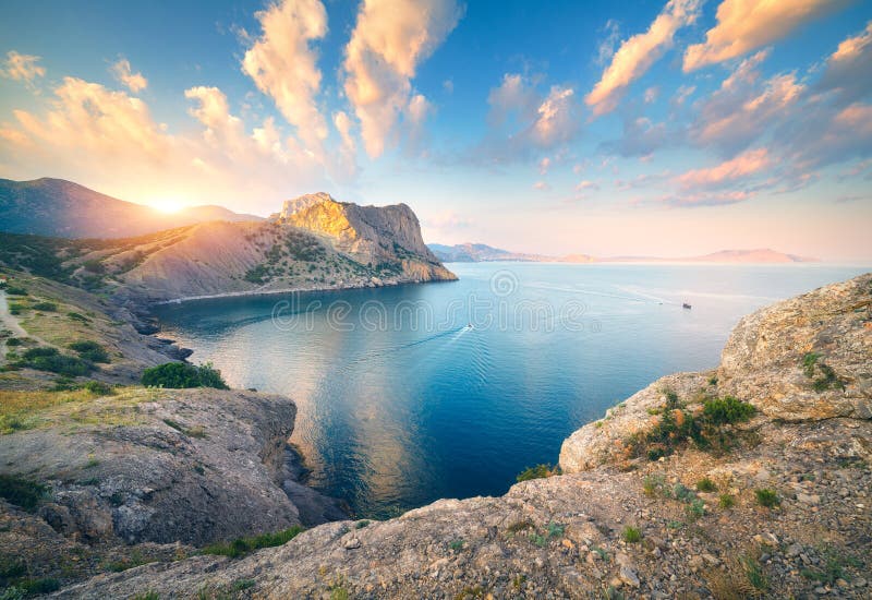 Красивая сцена с горами, голубое море, высокие утесы стоковые фото
