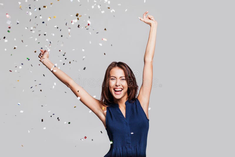 Красивая счастливая женщина на партии торжества при confetti падая везде на ее День рождения или канун Нового Годаа празднуя конц стоковые фотографии rf