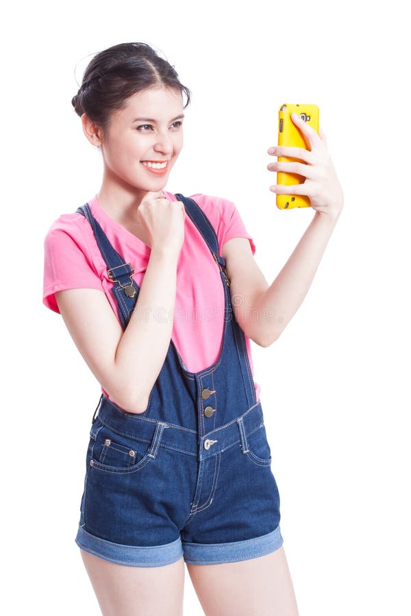 Красивая усмехаясь молодая женщина фотографируя selfie стоковые фотографии rf Красивая усмехаясь молодая женщина фотографируя selfie стоковые фотографии rf
