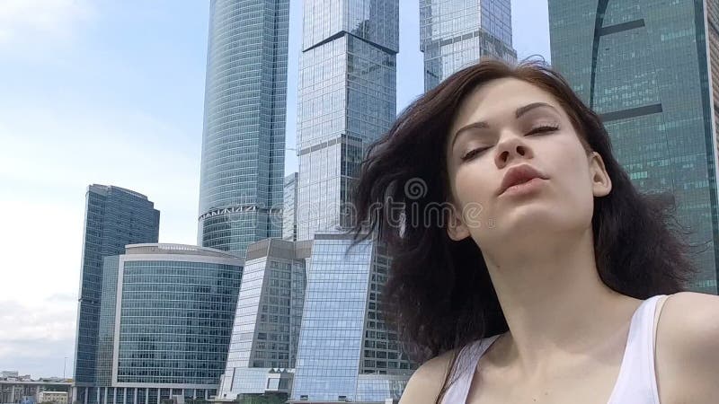 красивейший близкий портрет вверх по детенышам женщины видеоматериал