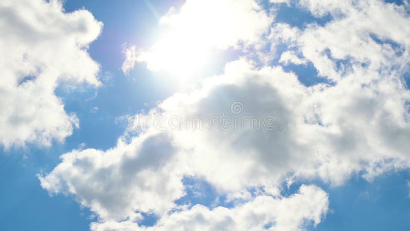 Красивое cloudscape при большие, строя облака и восход солнца выходить масса облака стоковое фото rf Красивое cloudscape при большие, строя облака и восход солнца выходить масса облака стоковое фото rf