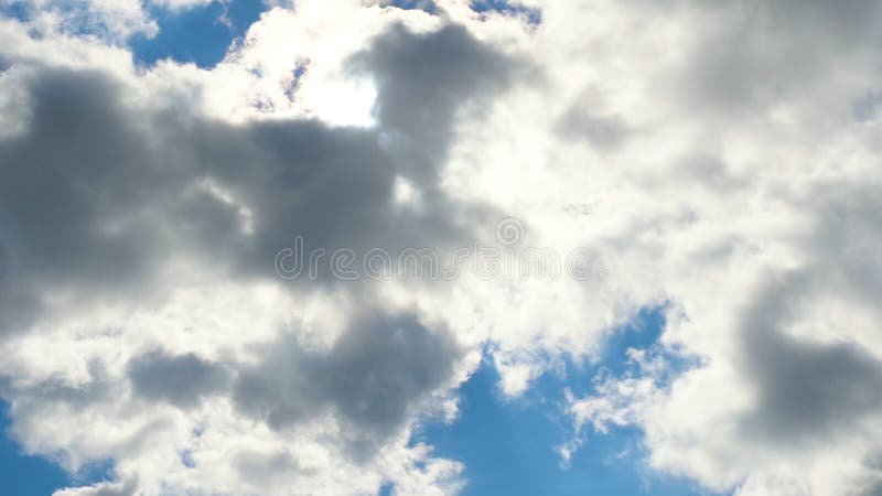 Красивое cloudscape при большие, строя облака и восход солнца выходить масса облака стоковые фотографии rf Красивое cloudscape при большие, строя облака и восход солнца выходить масса облака стоковые фотографии rf