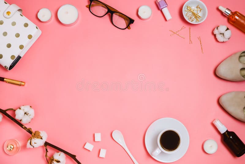 Красивое flatlay расположение рамки с косметиками, плановиком, чашкой эспрессо, стеклами и другими красотой или аксессуарами дела стоковая фотография rf Красивое flatlay расположение рамки с косметиками, плановиком, чашкой эспрессо, стеклами и другими красотой или аксессуарами дела стоковая фотография rf