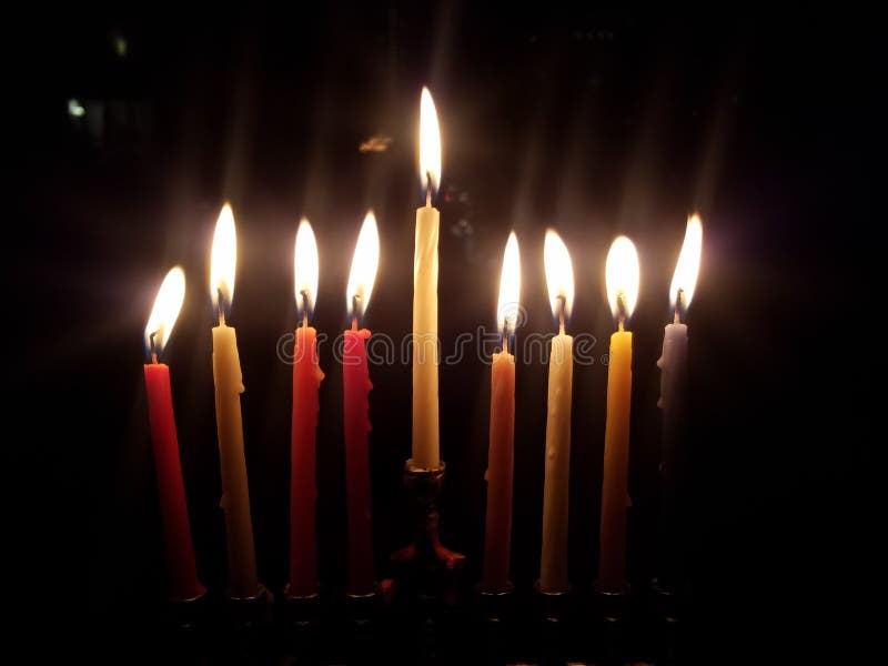 Красивое menorah осветило со свечами на вчера Chanukah стоковые фото Красивое menorah осветило со свечами на вчера Chanukah стоковые фото
