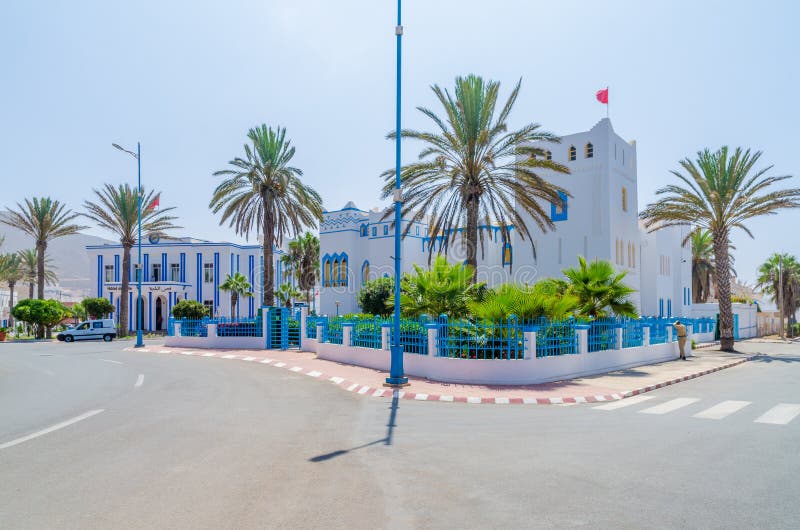 Красивое голубое и белизна помыли здания на карусели в Sidi Ifni, Марокко, Северной Африке стоковая фотография