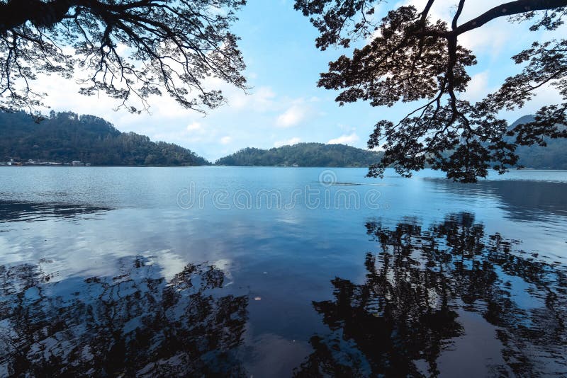 Красивое и естественное озеро с чистой водой