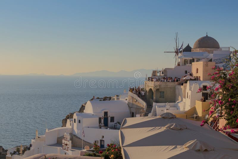Красивое место захода солнца самое большее известное Oia, Santorini Gre стоковое фото rf Красивое место захода солнца самое большее известное Oia, Santorini Gre стоковое фото rf