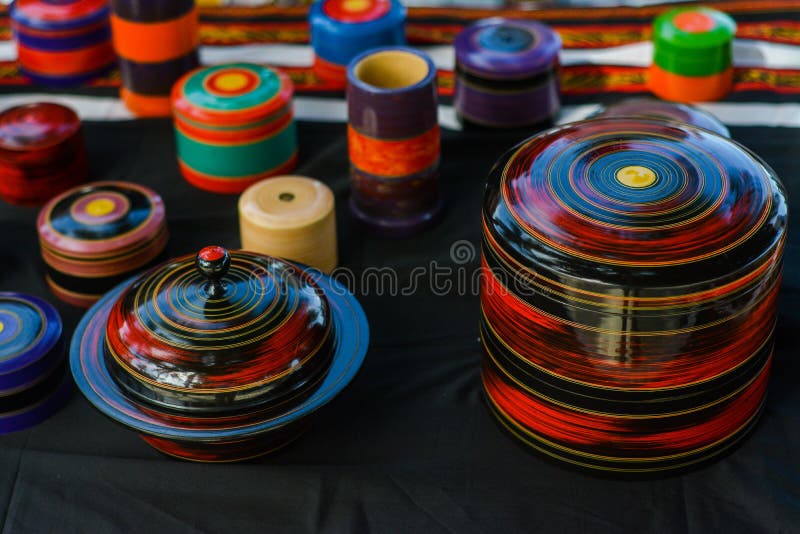 Красивые handmade деревянные сувениры ларцов для продажи на таблице стоковые изображения rf
