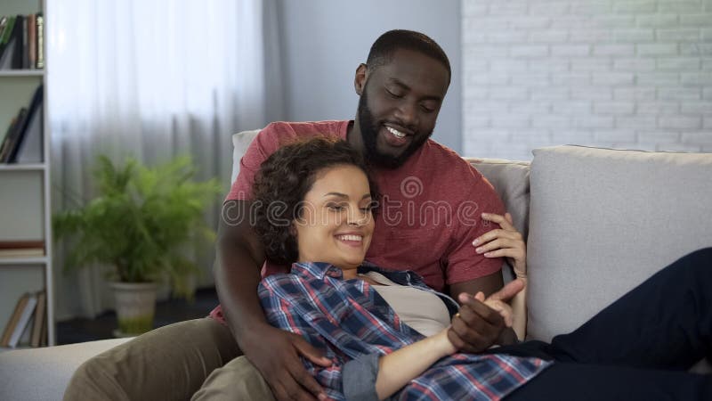 Красивые multiracial пары имея приятное времяпровождение совместно дома, замужество стоковые фотографии rf Красивые multiracial пары имея приятное времяпровождение совместно дома, замужество стоковые фотографии rf