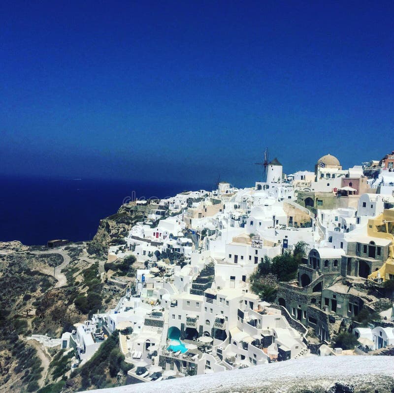 Красивые Белые Дома и гостиницы в Santorini стоковые фотографии rf Красивые Белые Дома и гостиницы в Santorini стоковые фотографии rf