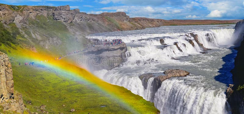 Красивые водопад и радуга Gullfoss на солнечный день стоковые фотографии rf Красивые водопад и радуга Gullfoss на солнечный день стоковые фотографии rf