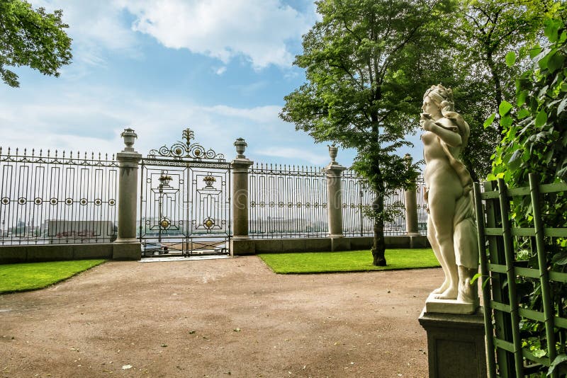 Красивые загородка и статуя в лете садовничают в St Petersbur стоковые изображения rf Красивые загородка и статуя в лете садовничают в St Petersbur стоковые изображения rf