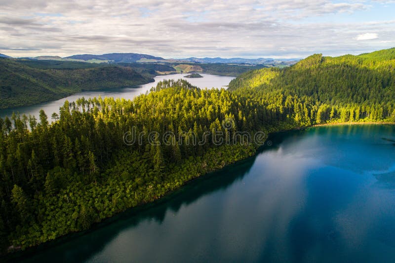Красивые зеленые и голубые озера Rotorua Новой Зеландии от съемки ландшафта трутня воздушной стоковое изображение Красивые зеленые и голубые озера Rotorua Новой Зеландии от съемки ландшафта трутня воздушной стоковое изображение