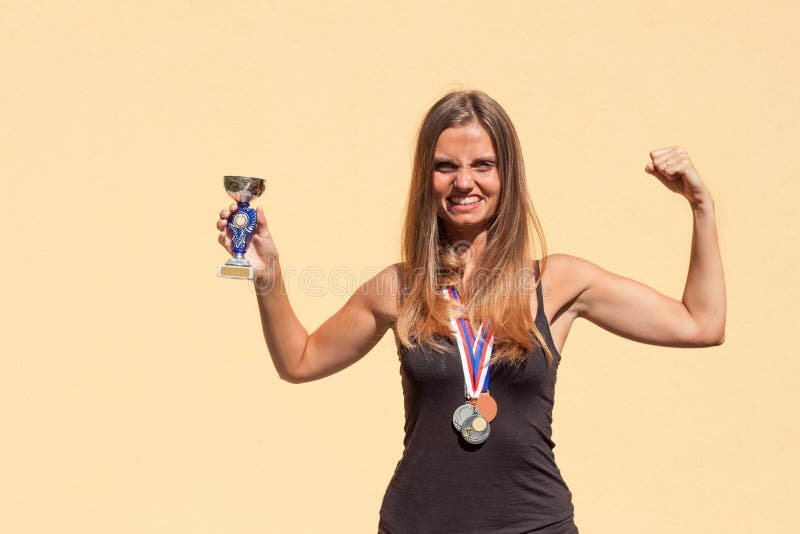 Красивые медали девушки и спорт Чемпион спорт Награды для спортивных достижений стоковая фотография rf Красивые медали девушки и спорт Чемпион спорт Награды для спортивных достижений стоковая фотография rf