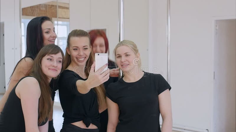 Красивые молодые женщины принимая selfie во время пролома на классе фитнеса поляка сток-видео