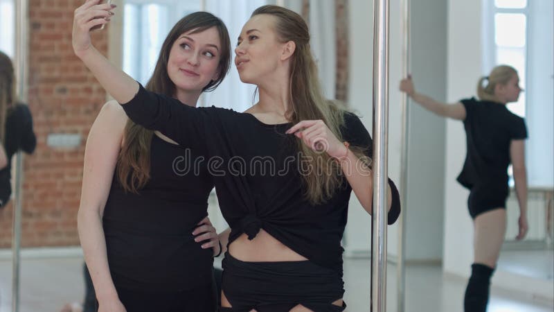 Красивые молодые женщины принимают selfie во время перерыва на классе фитнес-залом полюсов сток-видео
