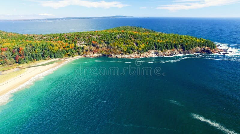 Красивые цвета падения Acadia, Мейна Вид с воздуха от helicop стоковое изображение Красивые цвета падения Acadia, Мейна Вид с воздуха от helicop стоковое изображение