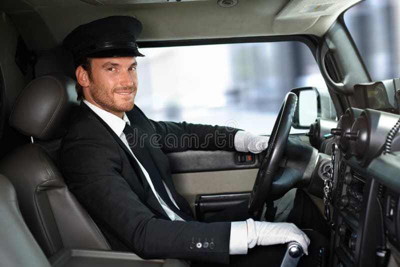 Красивый chauffeur управляя усмехаться лимузина стоковое фото rf Красивый chauffeur управляя усмехаться лимузина стоковое фото rf