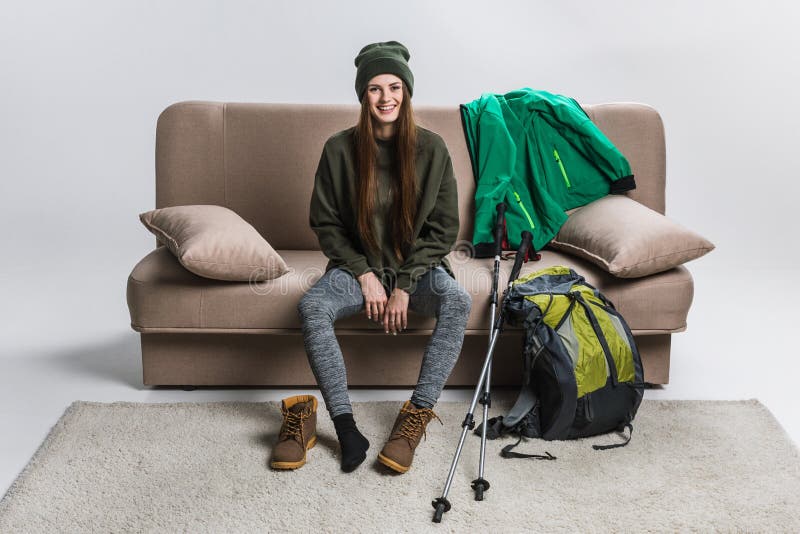 красивый hiker нося пешие ботинки и теплую одежду стоковые фотографии rf