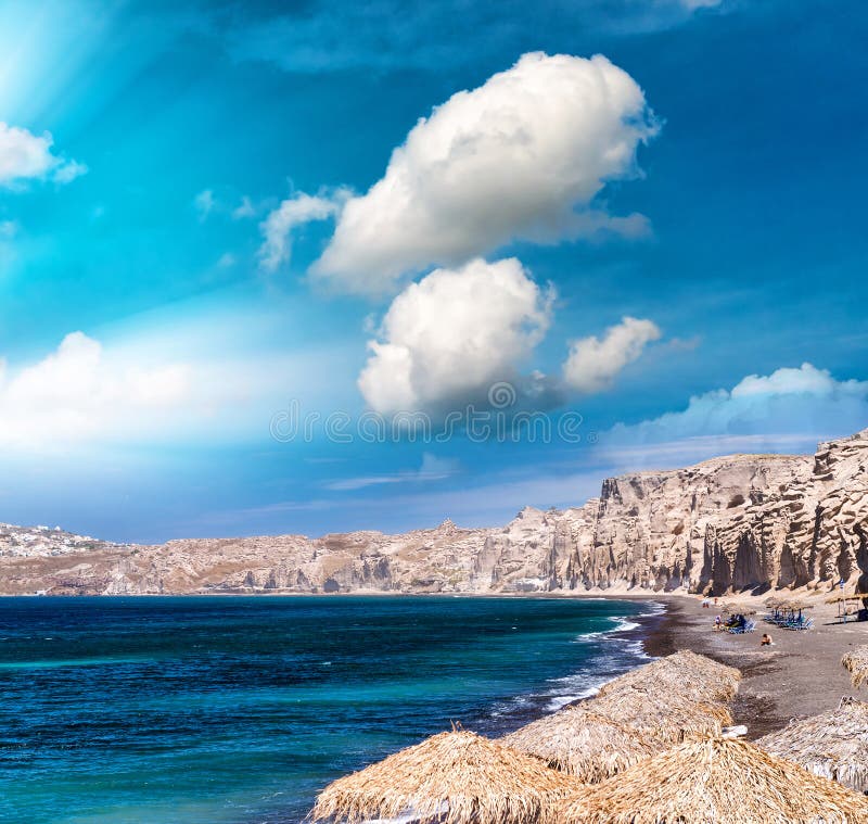 Красивый seascape с утесами и океаном на сумраке стоковые фотографии rf Красивый seascape с утесами и океаном на сумраке стоковые фотографии rf